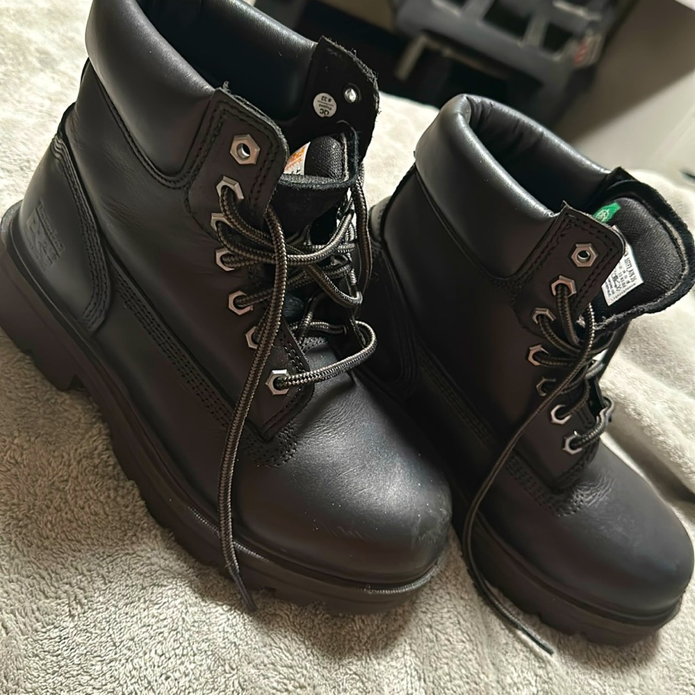 Worn a handful of times,good condition open to negotiate price! 6 1/2 = women’s